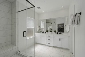 Combined shower/bathtub, hair dryer - The Oasis - Modern 3BR Near Downtown - Med Center - Stadiums (Houston)