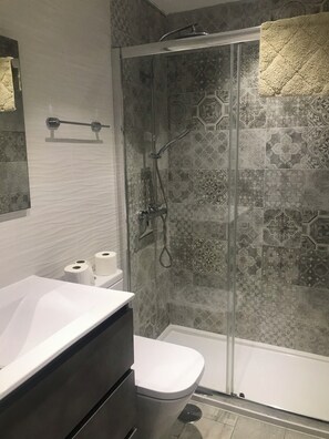 Douche, sèche-cheveux, serviettes fournies