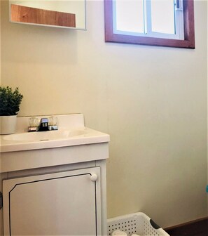 シャワー、タオル、石鹸、トイレットペーパー