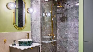 Apartamento | Banheiro | Chuveiro, chuveiro com efeito de chuva, secador de cabelo, bidê