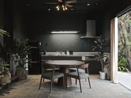 Frigobar, placa de cocina, utensilios de cocina, freezer