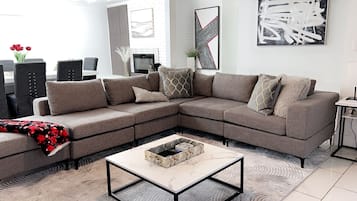 Een smart-tv en een open haard