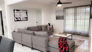 Smart TV y chimenea 