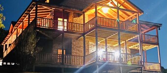 Breathtaking Mountain Lake Retreat 