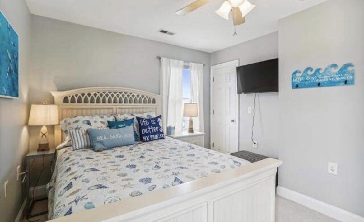 Downtime~ Hot Tub~ 3 Story Beach Cottage - North Carolina