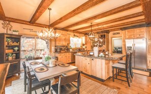 Fridge, microwave, oven, stovetop - Colibri Cabin on a peaceful lake, with a hot tub! (East Bernstadt)