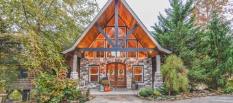 Colibri Cabin on a peaceful lake, with a hot tub!