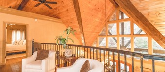 Colibri Cabin on a peaceful lake, with a hot tub!