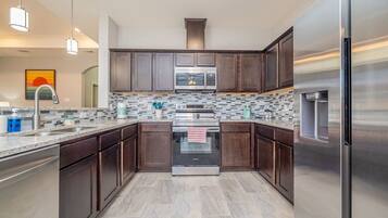 Refrigerador, microondas, horno, placa de cocina