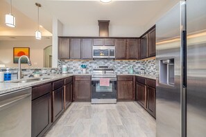 Fridge, microwave, oven, stovetop - Vacation living at its finest! (Aransas Pass)