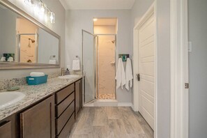 Secador de pelo y toallas