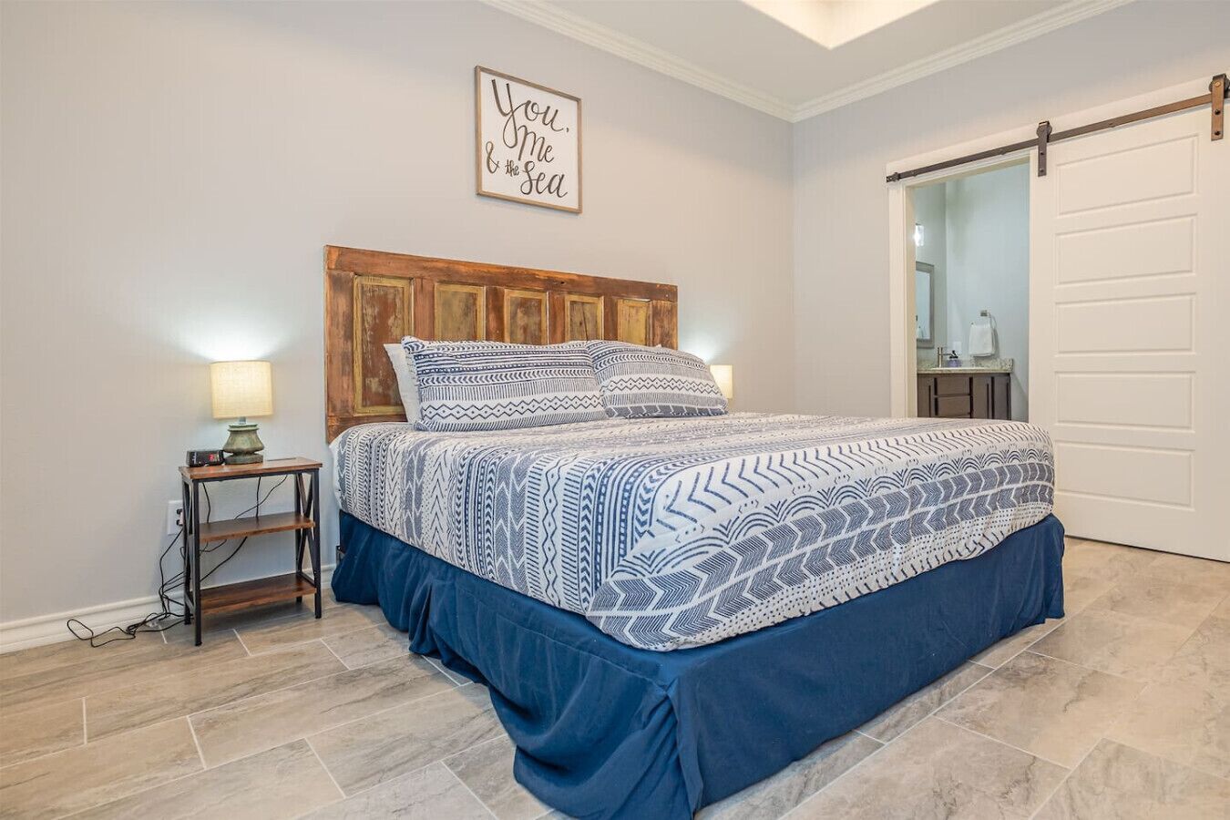 Tabla de planchar con plancha, wifi gratis y ropa de cama 