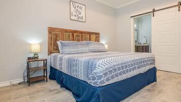 Tabla de planchar con plancha, wifi gratis y ropa de cama