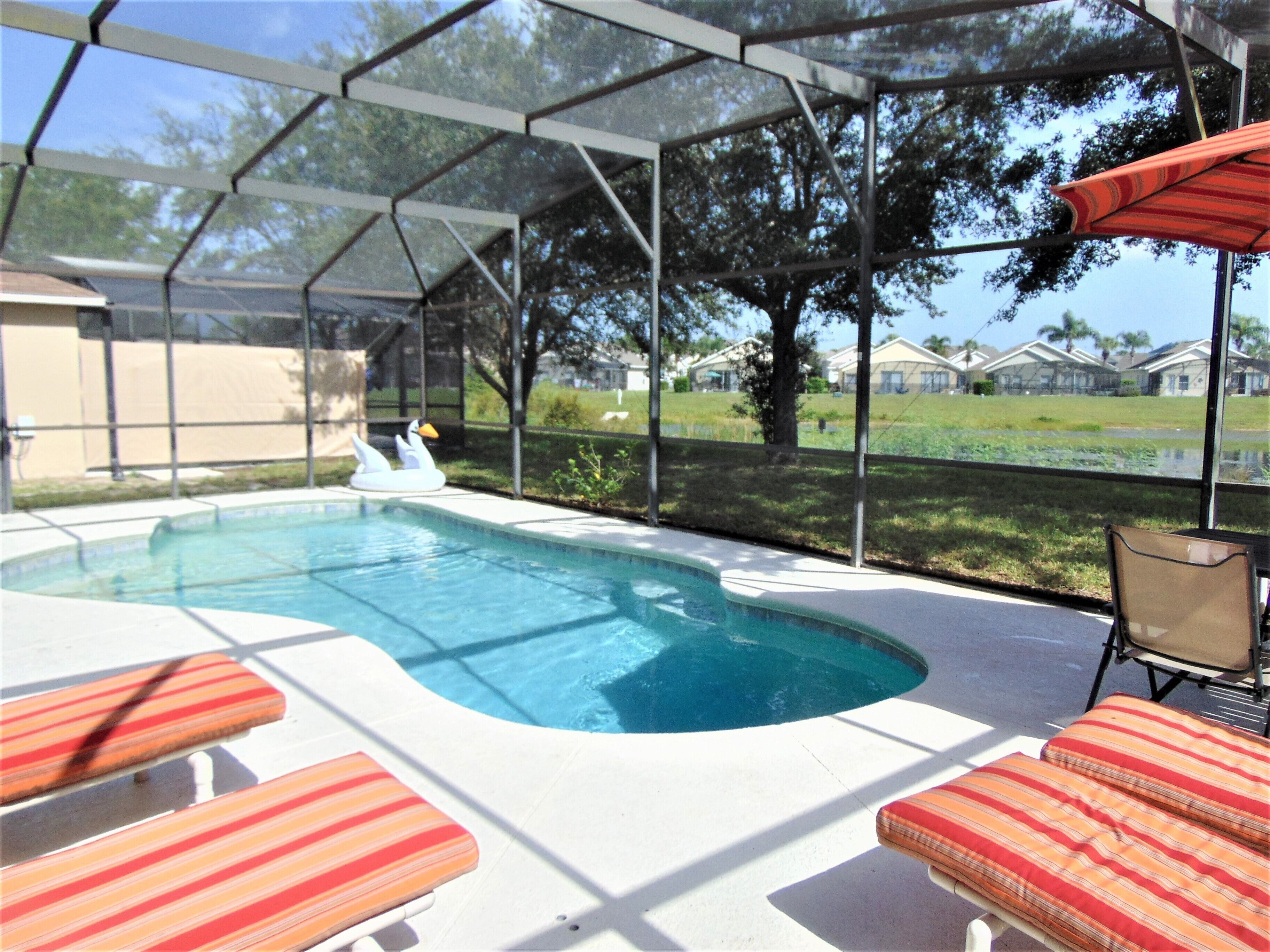 3000 sf fully fenced luxury waterfront home, private pool 15 min. from Disney!