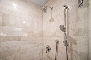 Baignoire, séchoir à cheveux, serviettes fournies