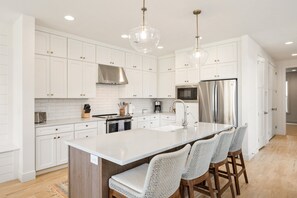 Hus, 6 soverom | Eget kjøkken | Kjøleskap, ovn, kaffetrakter/tekoker og brødrister