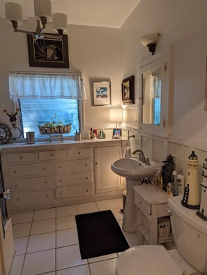 Combinazione doccia/vasca, asciugacapelli, asciugamani, sapone