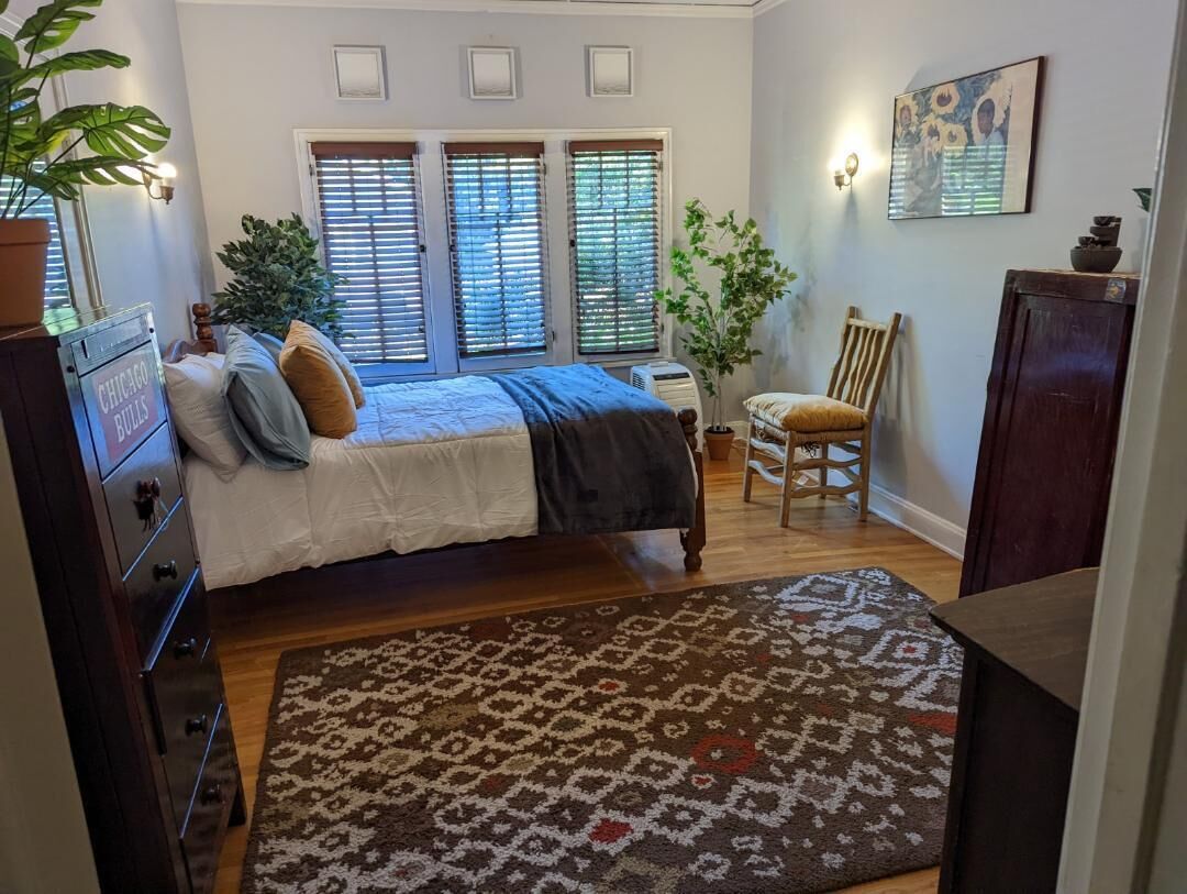 6 habitaciones, tabla de planchar con plancha, wifi y ropa de cama 