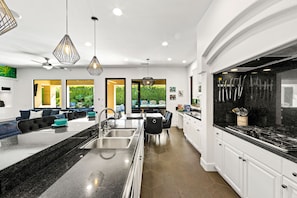 冰箱、微波炉、烤箱、炉灶