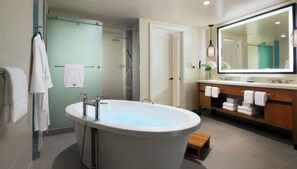 Duschwanne, Haartrockner, Handtücher, Seife