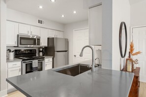 Fridge, microwave, oven, stovetop - The Grand Destin-y. Cozy Condo close to everything (Destin)