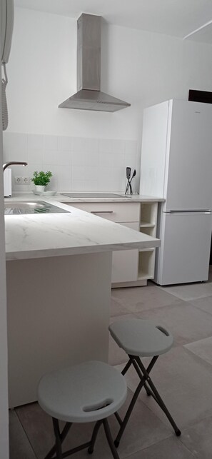 Réfrigérateur, micro-ondes, plaque de cuisson, cafetière/bouilloire