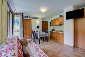 Living and dining room - La Marmotta Ski in/ski out - Studio with Terrace, Bardonecchia, Italy (Bardonecchia)