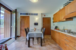 Een koelkast, een microgolfoven, een kookplaat