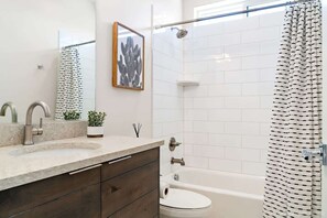 Baignoire, sèche-cheveux, serviettes fournies