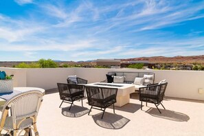 Outdoor dining - New Modern Home | Private Pool & Rooftop (Washington)
