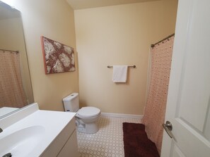 Suihkun ja ammeen yhdistelmä, hiustenkuivaaja, pyyhkeet, saippua