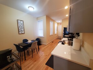 Fridge, microwave - Butcher's Hill Hospitality Suite, 2 Bedrooms, Private Yard - Pet Friendly (Baltimore)