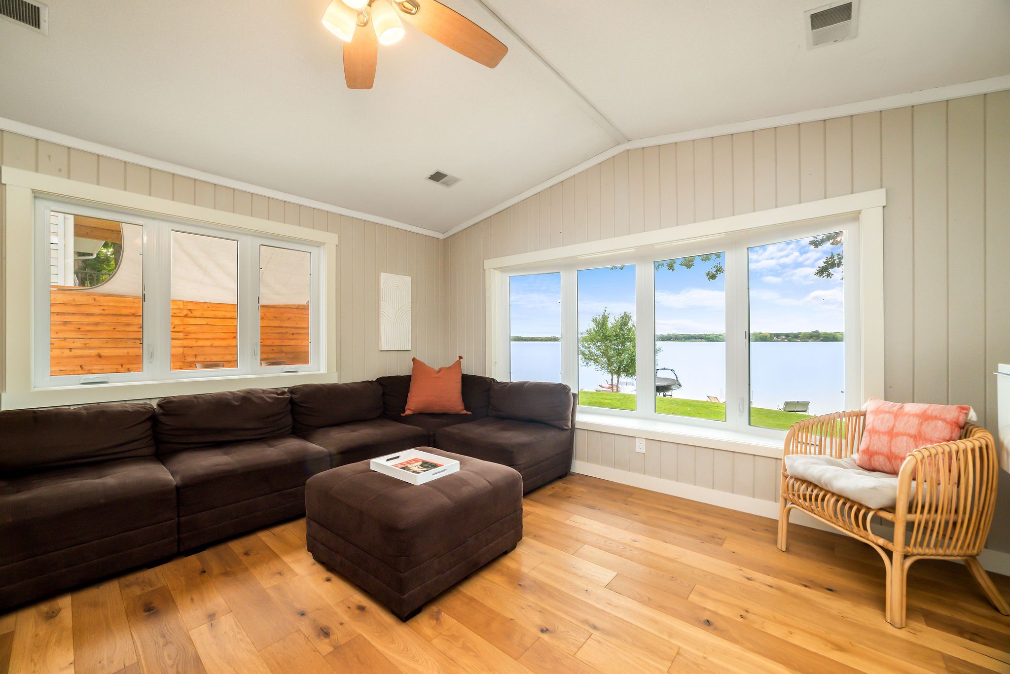 Älytelevisio, takka, kirjoja