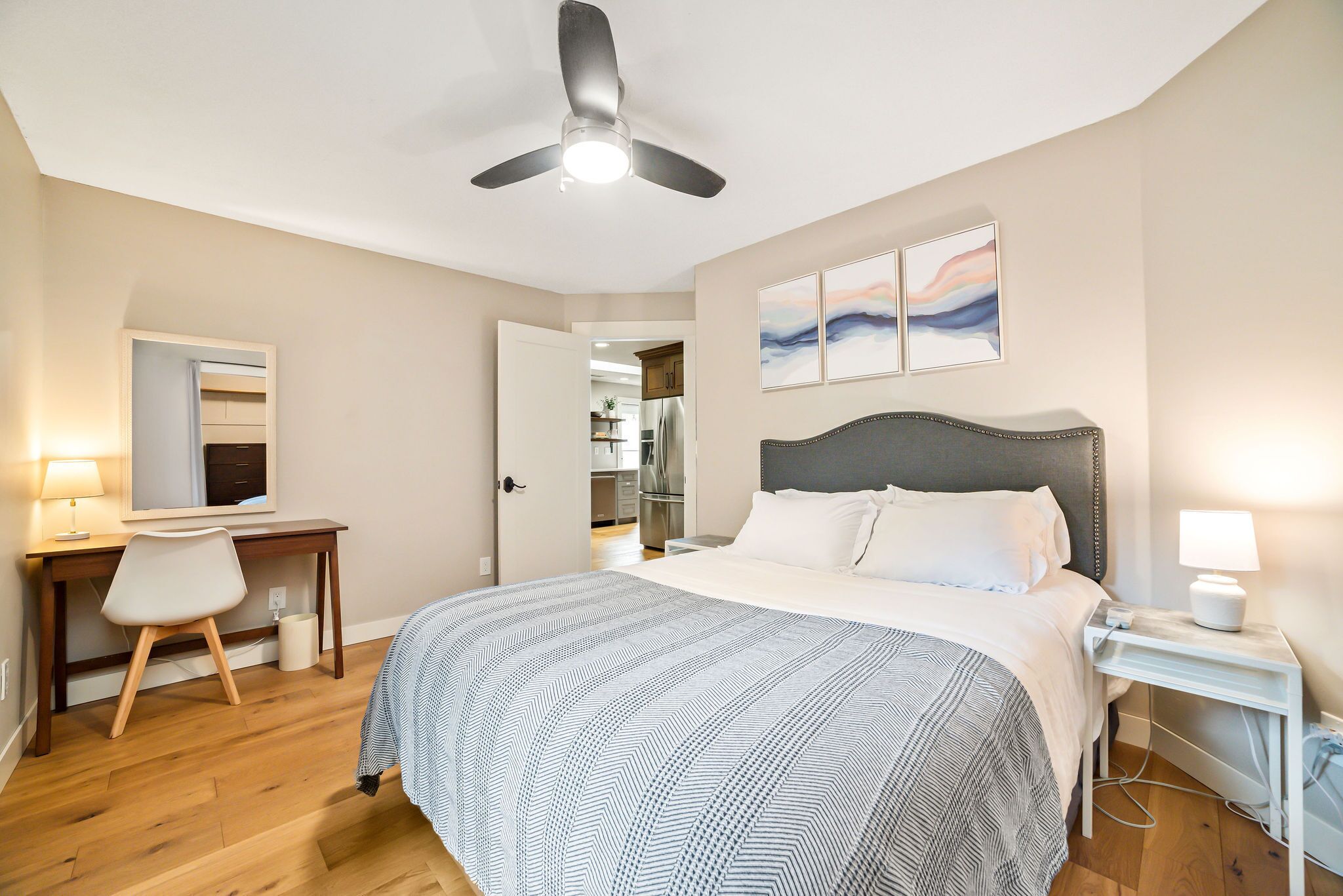 2 عدّة غرف نوم ومكتب ومكواة/لوح كي وسرير سفر