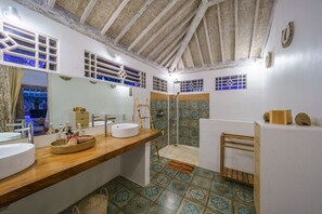 Deluxe Villa | Bathroom | Shower, hair dryer, towels, soap