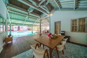 Deluxe Villa | Dining room