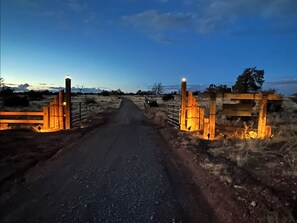 Eine ländliche Straße führt zu einem verschlossenen Gelände mit einem Schild, auf dem 'P.T. Ranch' steht.