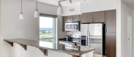 Kühlschrank, Mikrowelle, Ofen, Geschirrspüler