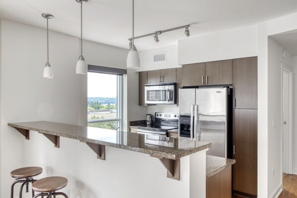 冷蔵庫、電子レンジ、オーブン、食器洗い機