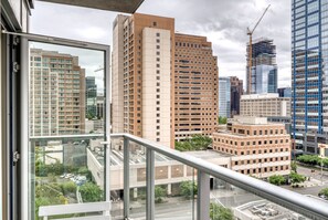 Property grounds - Cool Bellevue 2BR w/ Gym, W/D & Roof, near Downtown Park, by Blueground (Seattle)