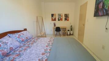 1 quarto, escrivaninha, ferros/tábuas de passar roupa, Wi-Fi de cortesia