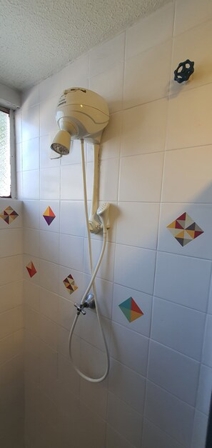 Dusche, Handtücher, Shampoo, Toilettenpapier