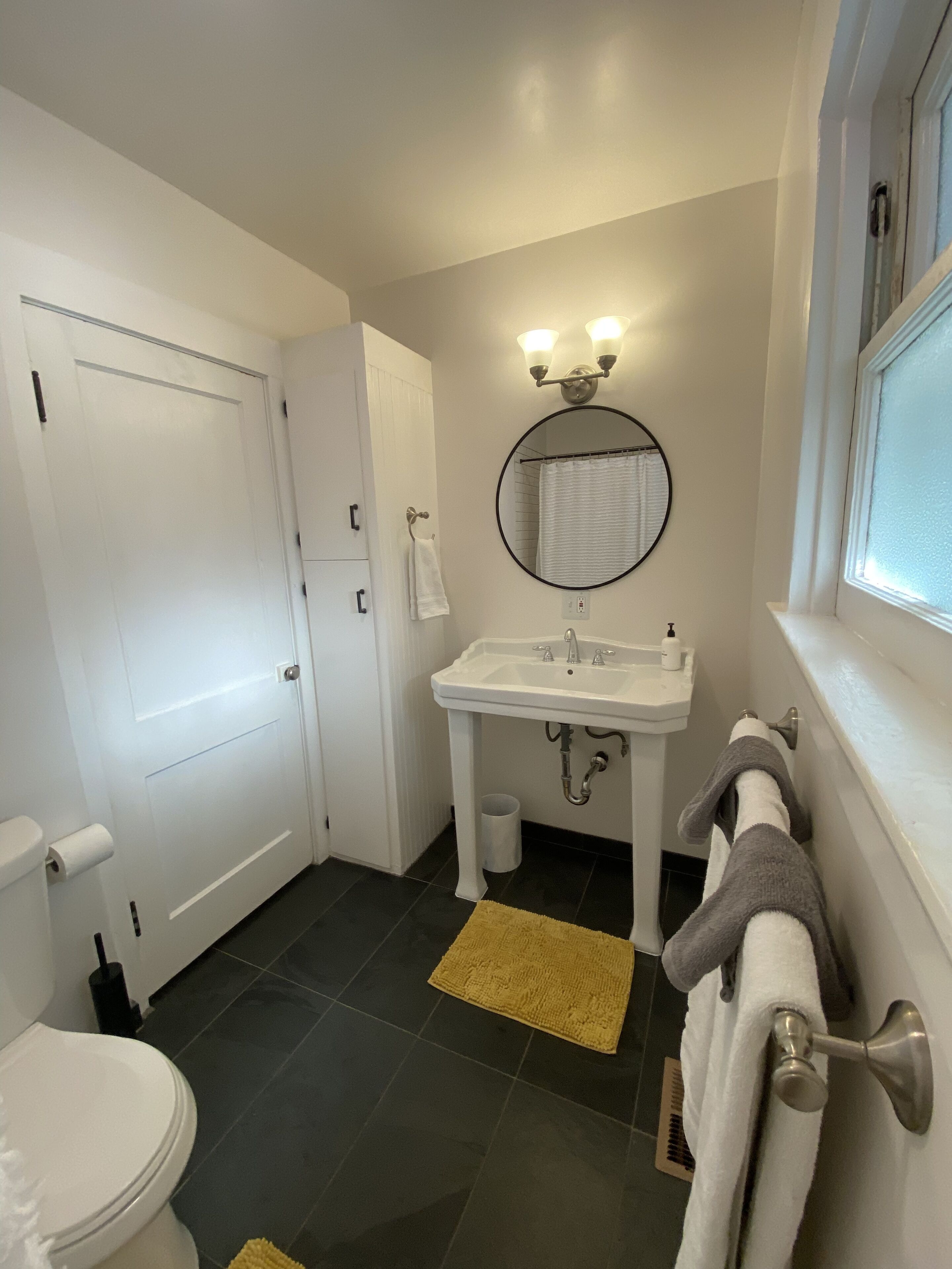 Ensemble douche/baignoire, sèche-cheveux, bidet, serviettes fournies