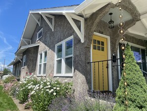 Exterior detail - Downtown Mint (Medford)