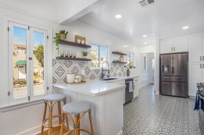 Fridge, microwave, oven, stovetop - Belmont Shore Bungalow (Long Beach)