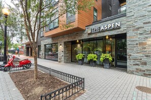 Exterior detail - Bright Mount Vernon 1BR w/ Gym, Roof & W/D, near Metro, by Blueground (Washington, D.C.)
