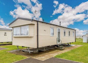 Exterior - Comfortable modern 12ft-wide caravan with one double and two twin. (Mablethorpe)