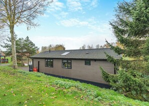 A modern building with a flat roof, large windows, and a small attached structure. - 2 bedroom accommodation in Swinethorpe, Nr Lincoln (Swinethorpe, Nr Lincoln)