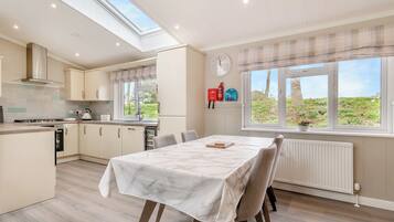 Réfrigérateur, four, plaque de cuisson, grille-pain