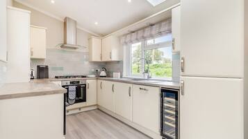 Réfrigérateur, four, plaque de cuisson, grille-pain